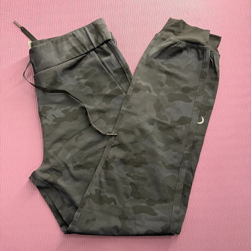 EUC - Zyia Camo Joggins - Size L